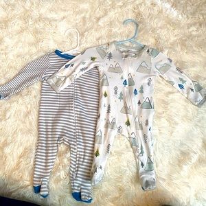 Bundle two Cloud Island footsie pajamas. 2 way zipper 🙌🏻🙌🏻🙌🏻